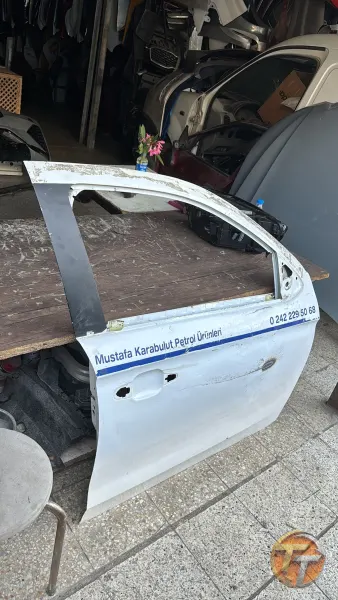 Peugeot 301 sağ ön kapı