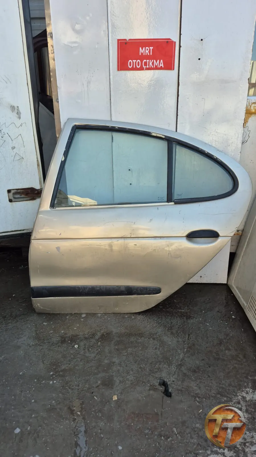 Renault magane 1 sol arka kapı 9000tl