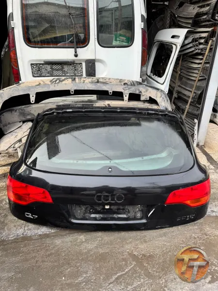 Audi Q7 bagaj kapağı