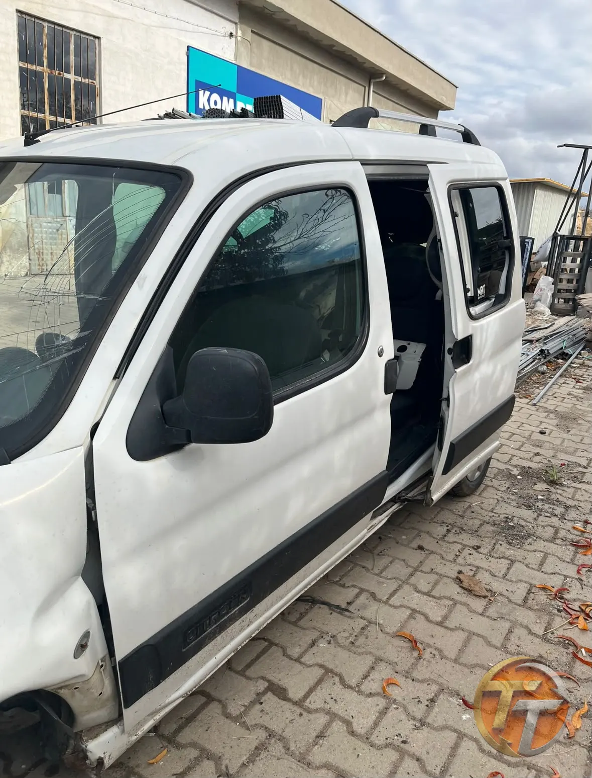Peugeot partner sol ön kapı