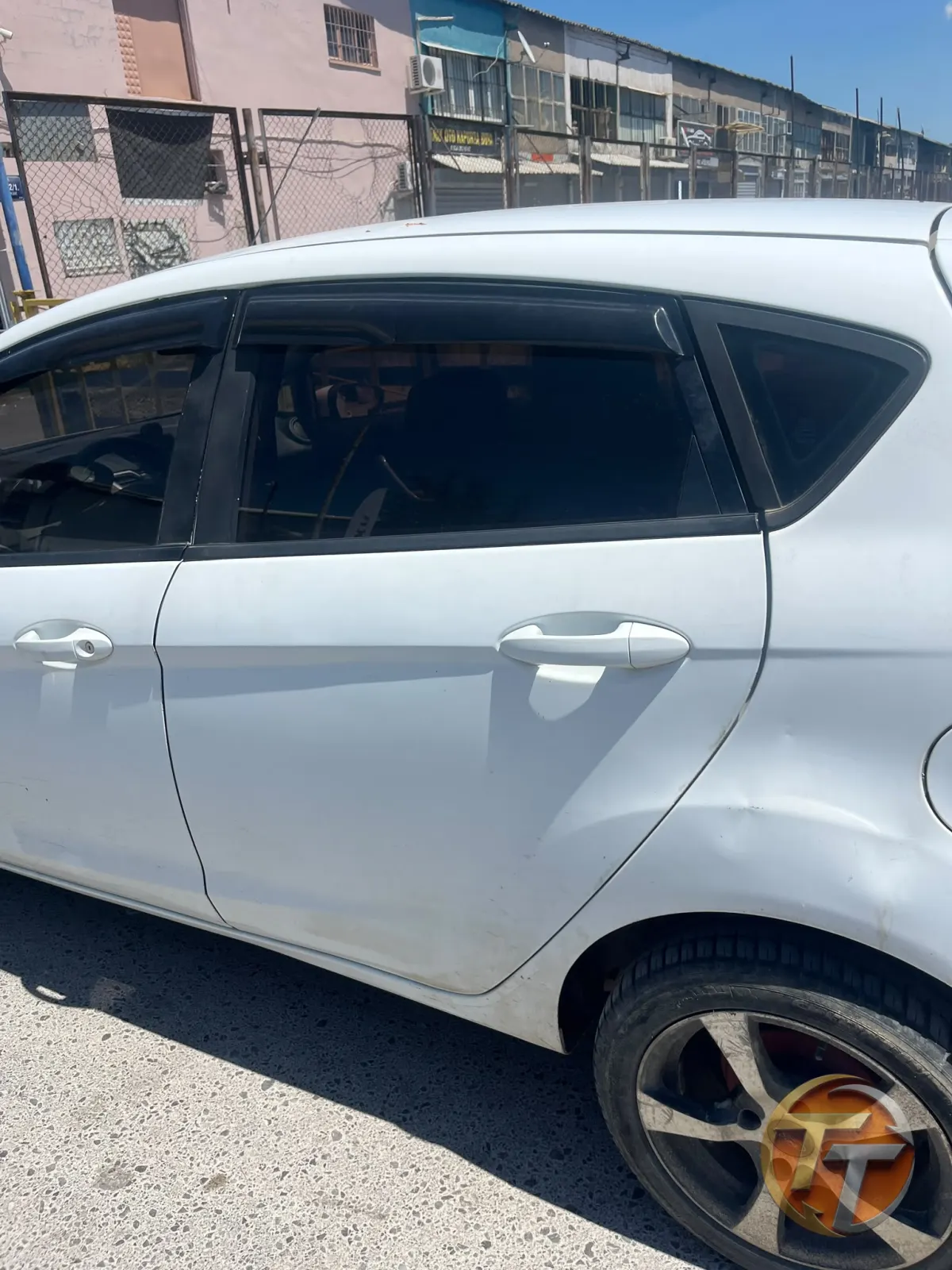 Ford fiesta sol arka kapı
