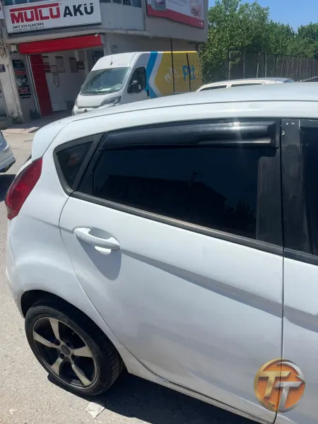Ford fiesta sağ arka kapı