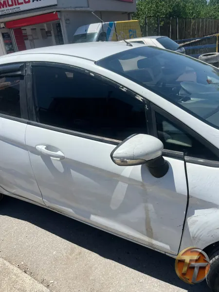Ford fiesta sağ ön kapı