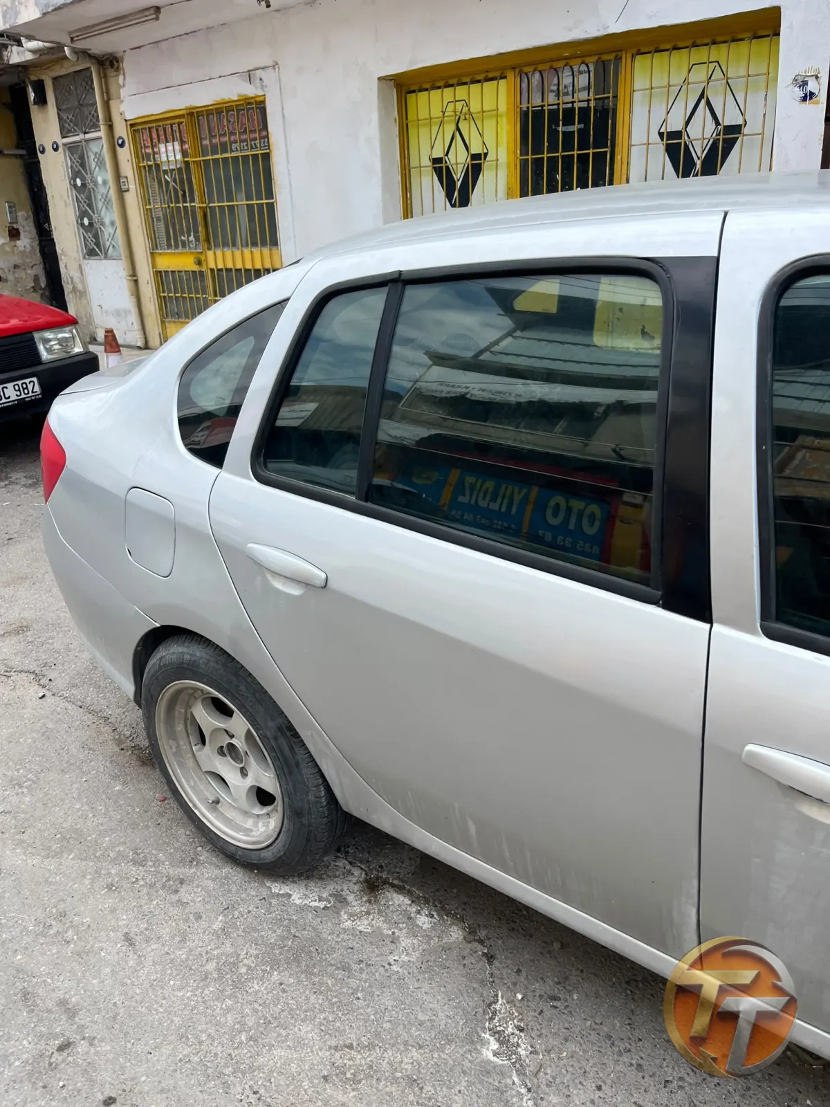 Renault symbol sağ arka kapı