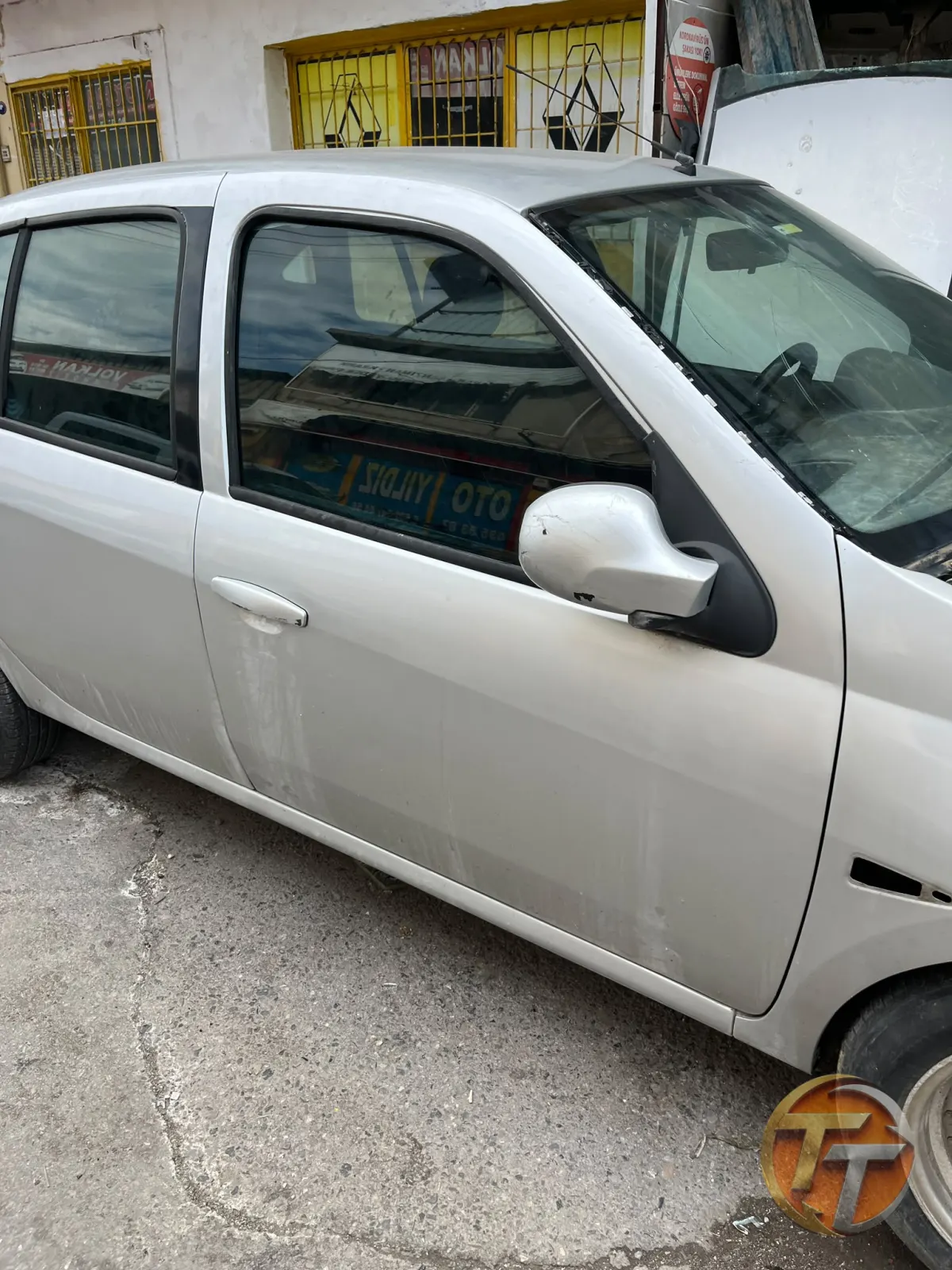 Renault symbol sağ ön kapı