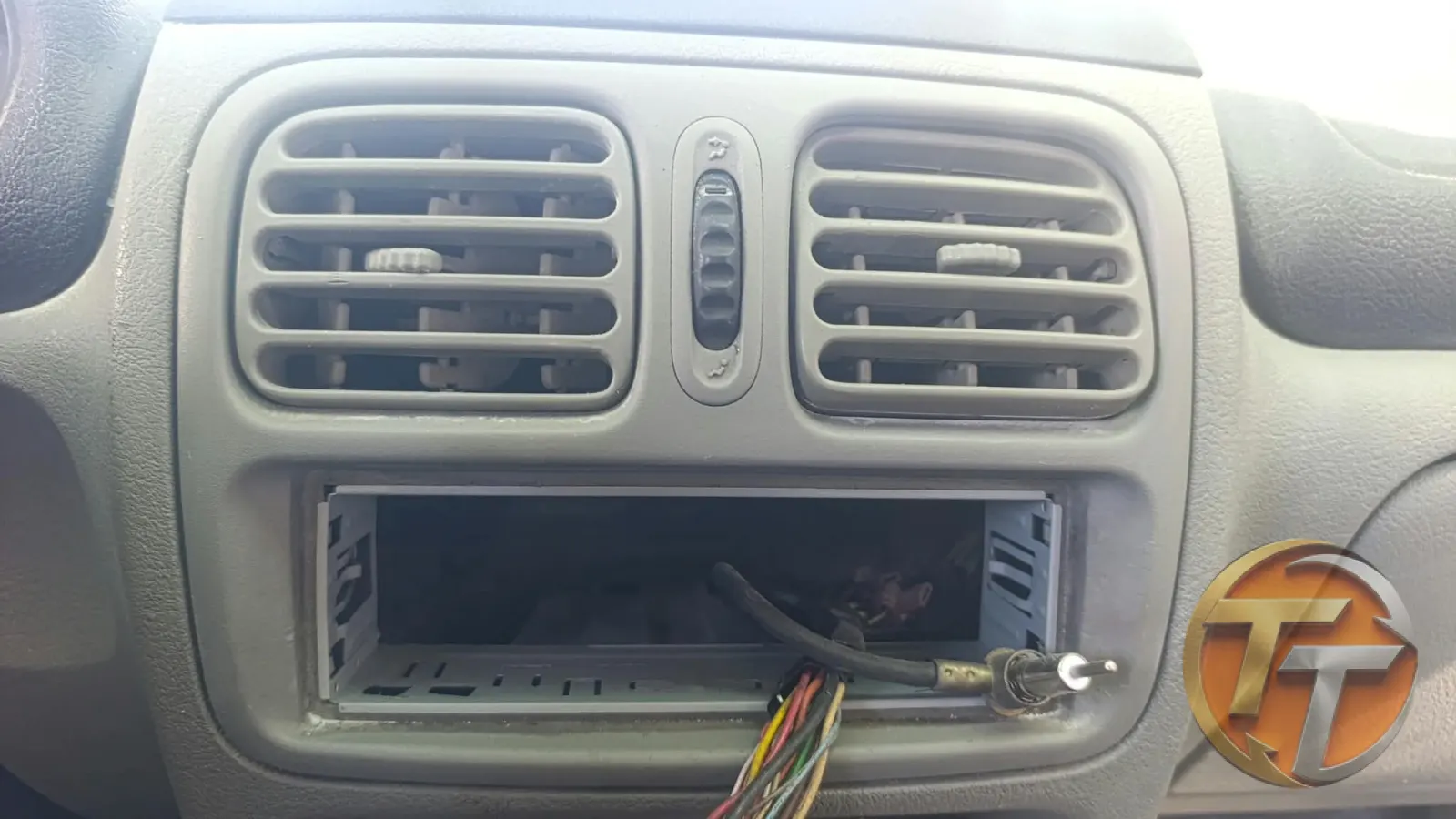Renault Clio kalorifer izgarasi