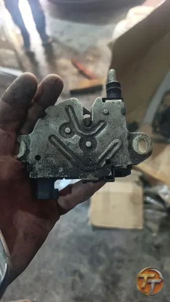 Ford Kuga kaput kilidi