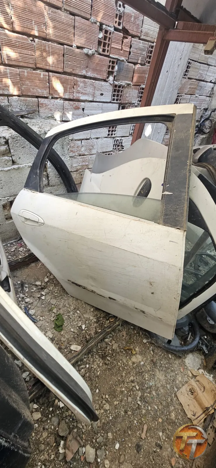 Çıkma Beyaz Otomobil Kapısı
