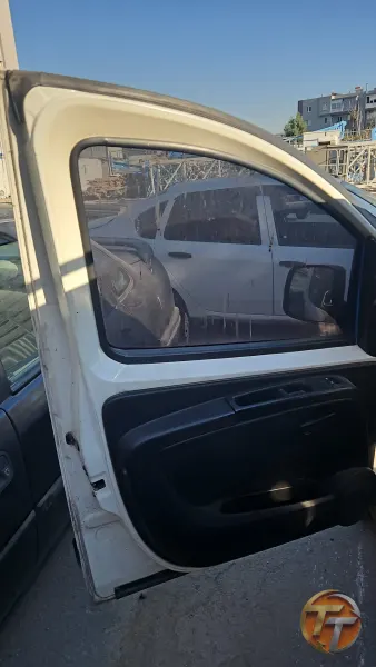 Beyaz Ticari Araç Ön Kapısı