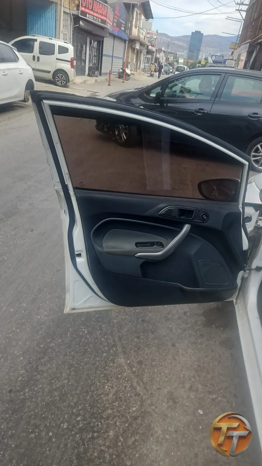 Ford Fiesta sol ön kapı