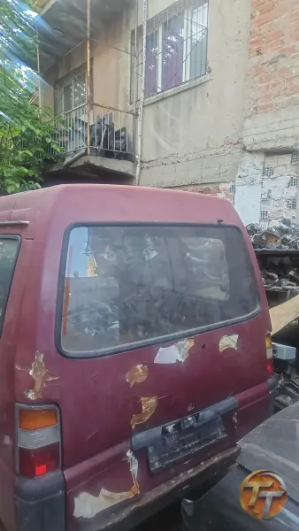 Mitsubishi L300 bagaj kapağı