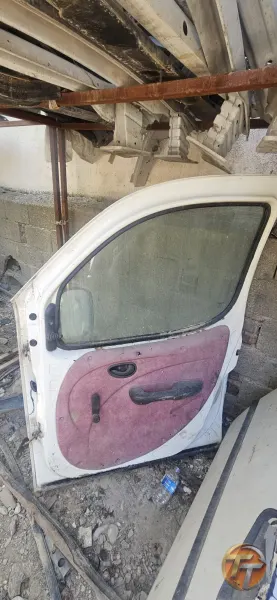 Çıkma Beyaz Araç Kapısı
