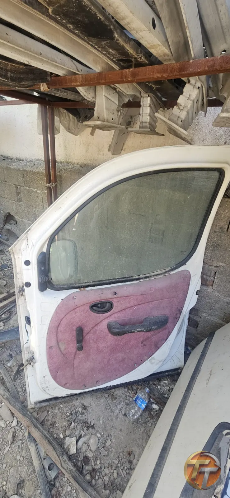 Çıkma Beyaz Araç Kapısı