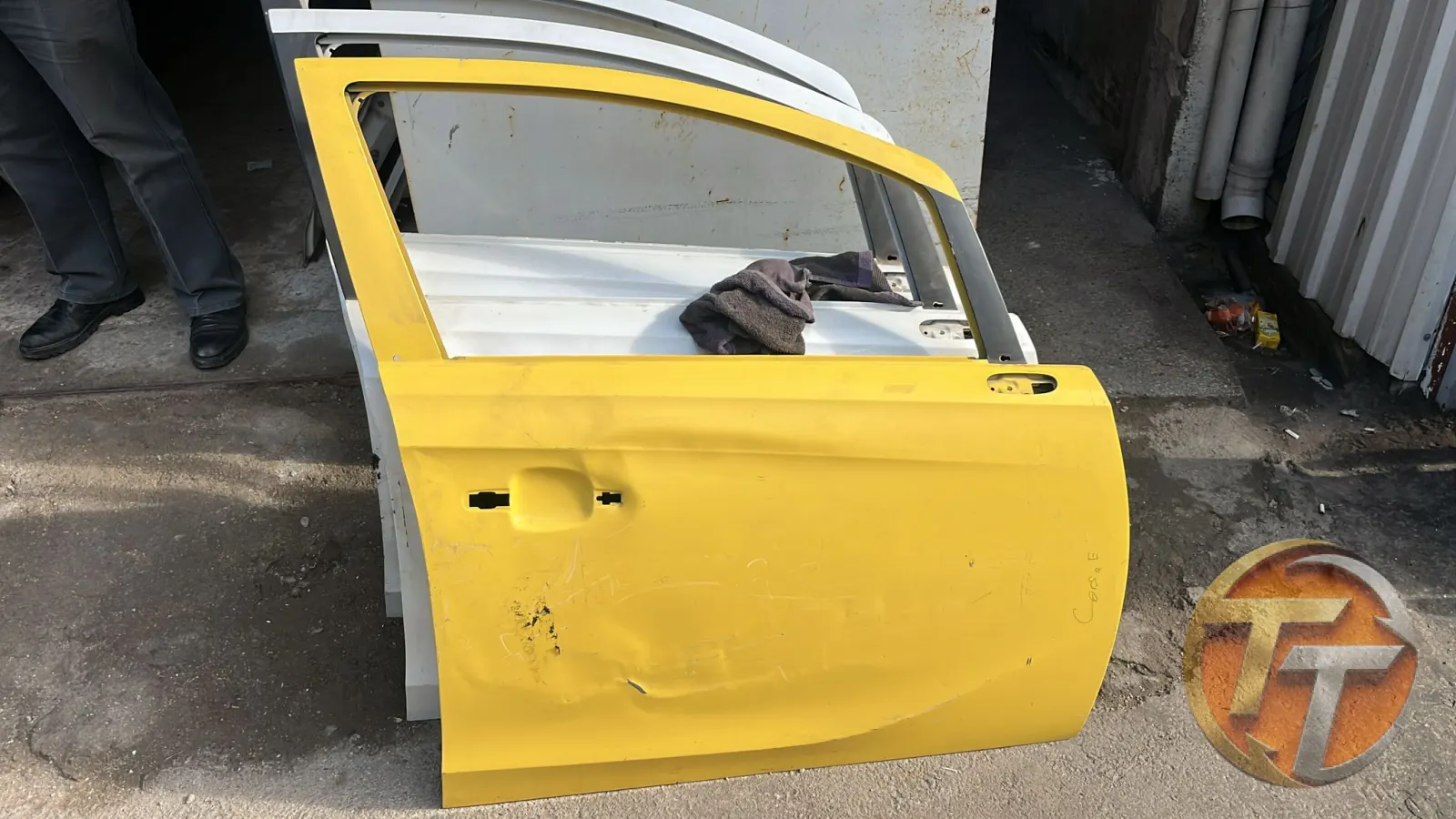 Opel corsa e sağ ön kapı orjinal