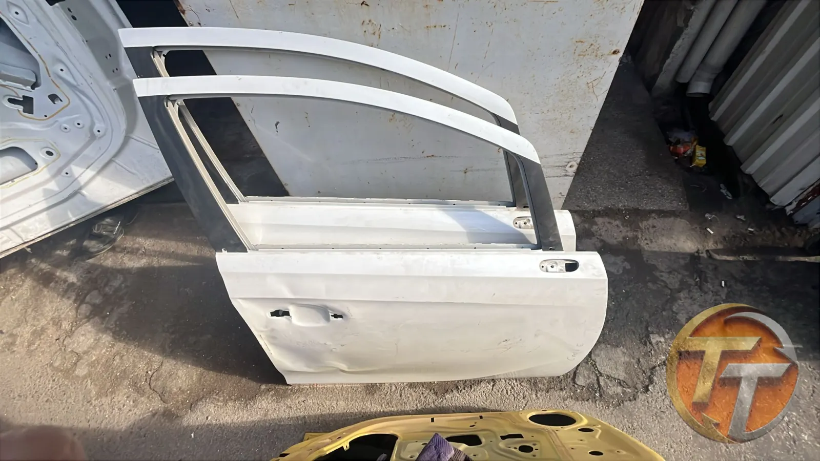 Opel corsa E sağ ön kapı orjinal temiz