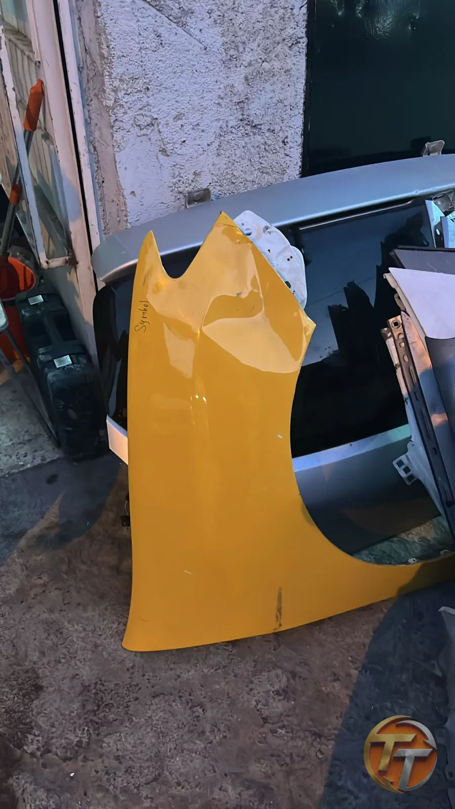 Renault symbol sağ ön camurluk