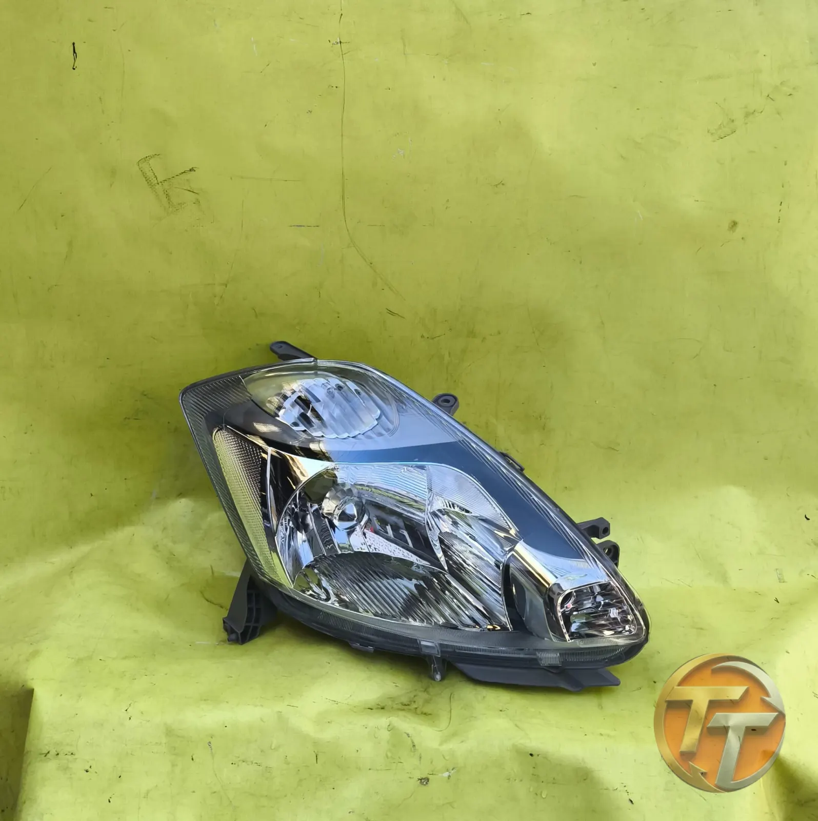2004 model Toyota passo sağ ön far