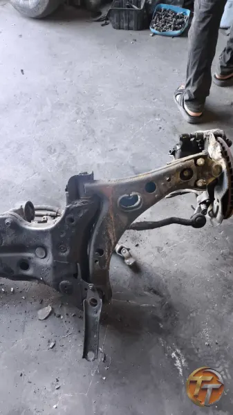 2000 model Toyota Carina sol salıncak