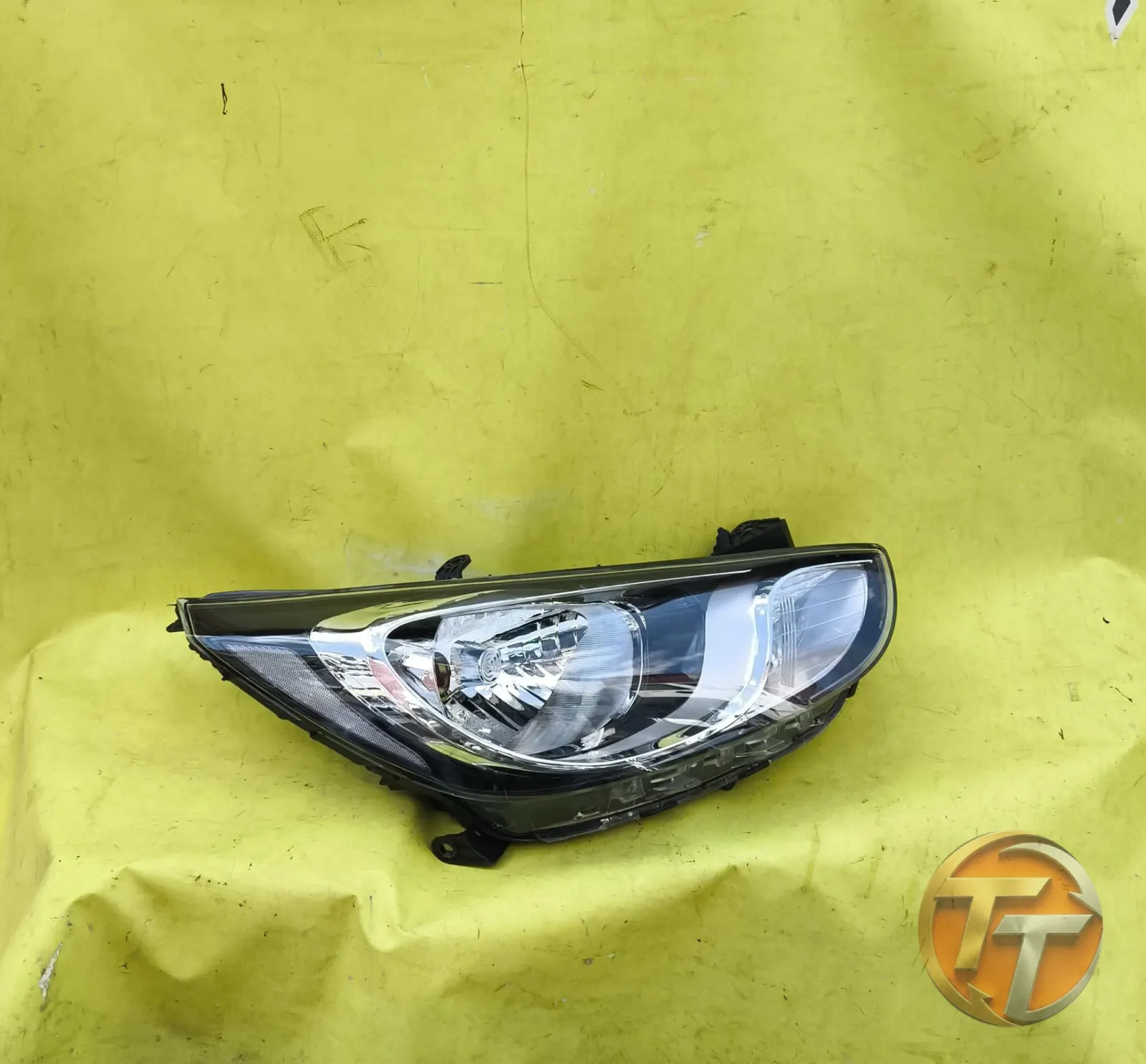 Hyundai Accent blue sağ far