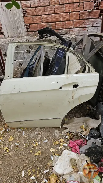 Mercedes v212 sol arka kapı