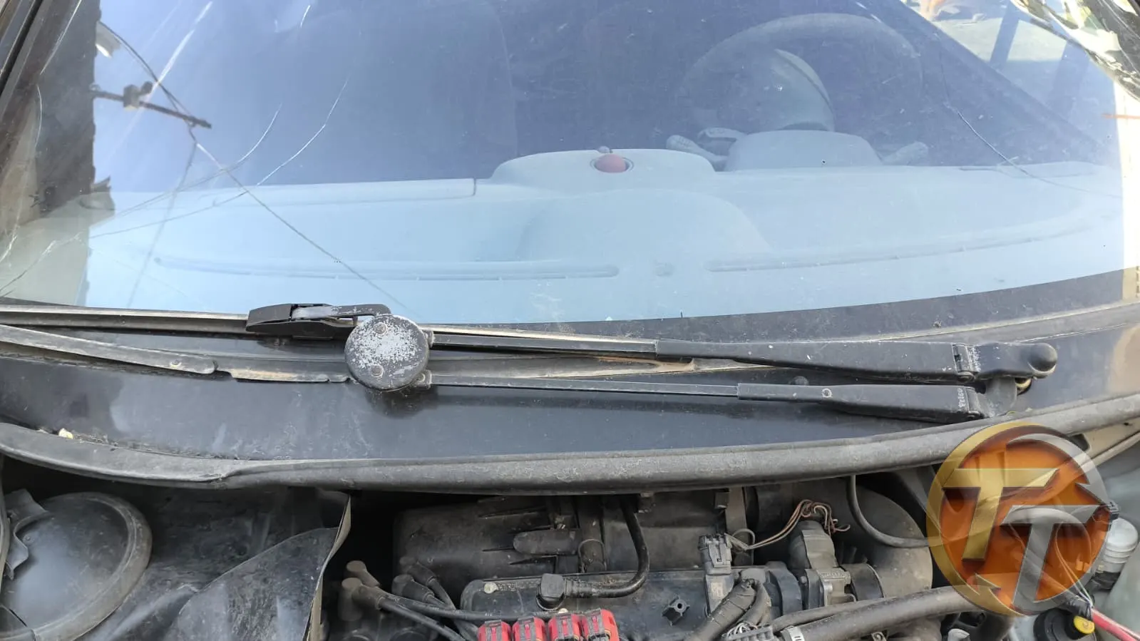 1 2 Renault Twingo ön silecek kolu