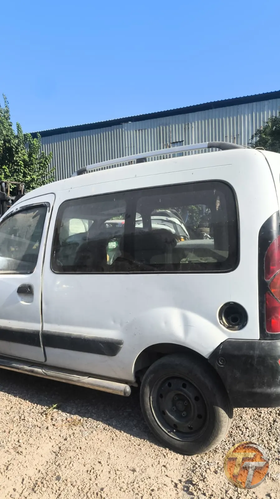 2002 model Renault Kangoo sol arka kesme çamurluk
