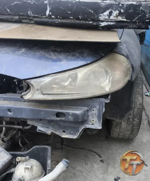Ford Mondeo sol ön far