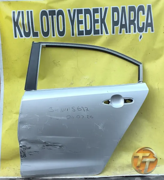 19 26 model Toyota Corolla sol arka kapı