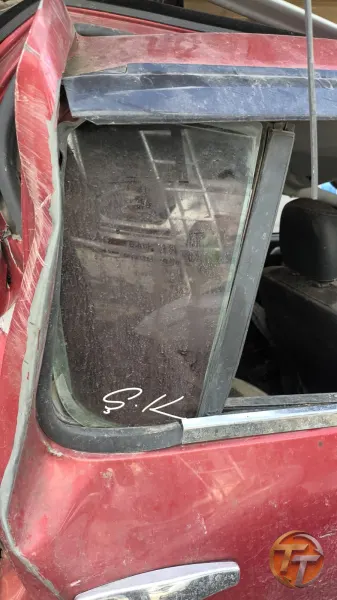 2012 model Dacia Stepway sağ arka kelebek camı