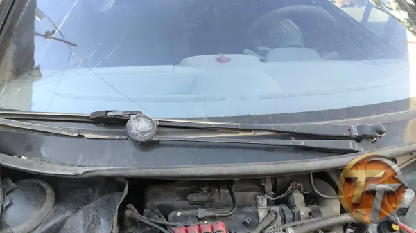 1 2 Renault Twingo ön silecek kolu