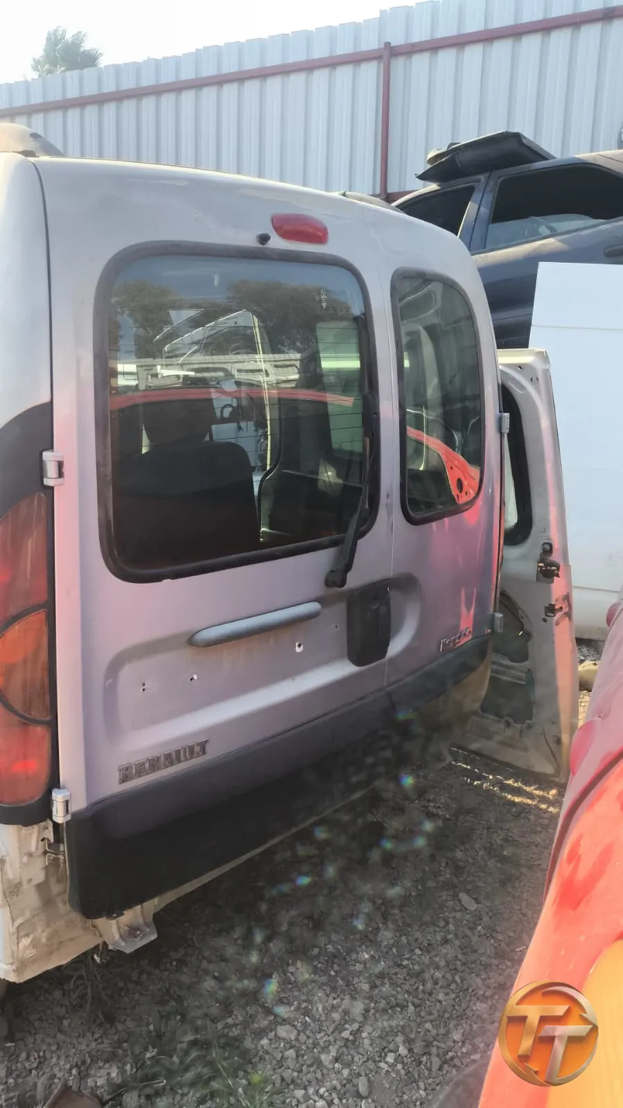 Renault Kangoo çift açılır bagaj kapağı