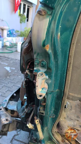 2000 model Mitsubishi l300 sol ön kapı menteşesi