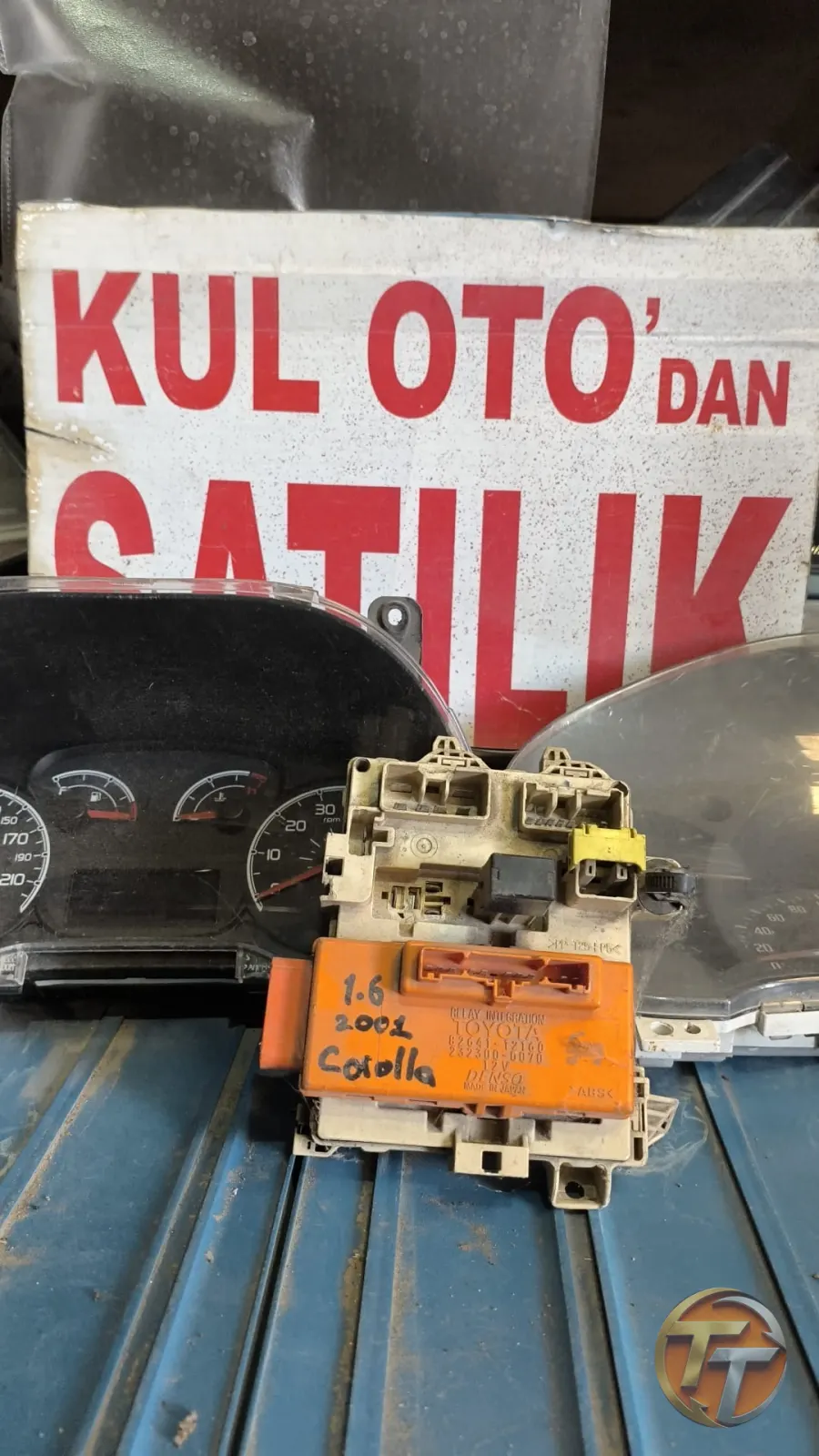 2001 model 1.6 Toyota Corolla sigorta kutusu