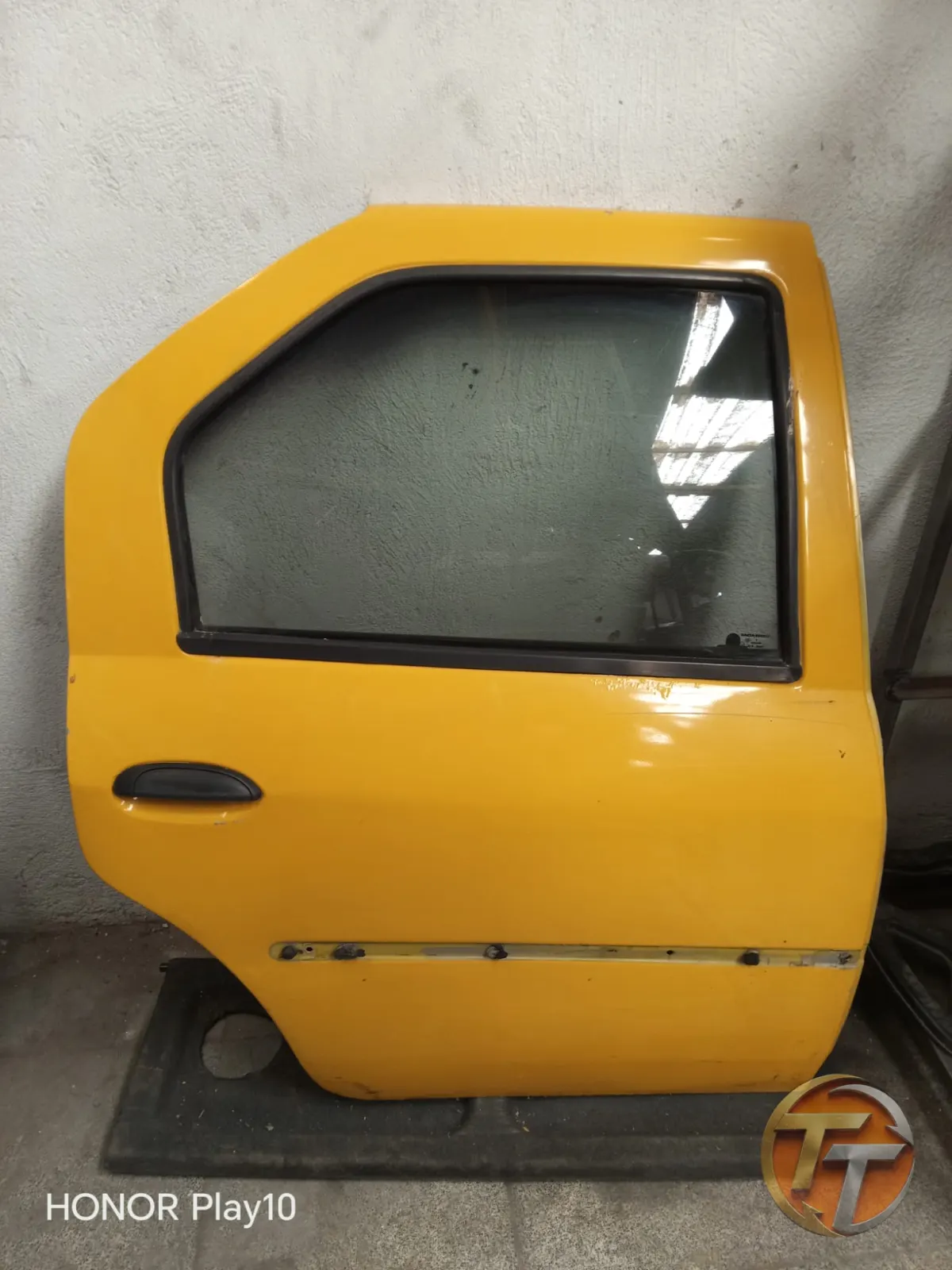 Renault Dacia sağ arka kapı sarı