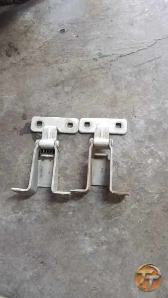 Dacia. Alt kapı menteşesidocker