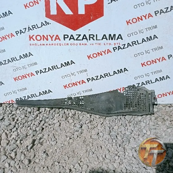 Dacia Duster ön cam ızgara plastiği P-1311
