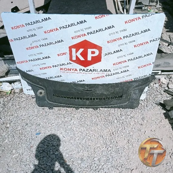 Fiat Uno ön cam ızgarası P-1026