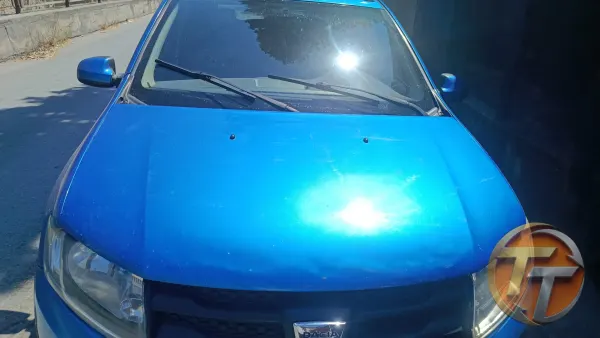 Dacia Sandero ön kaput.