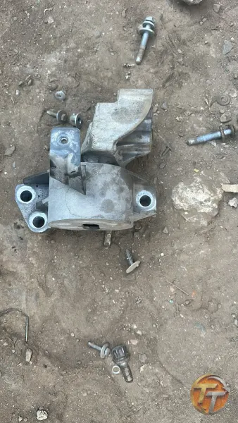 Fiat Doblo motor sağ üst kulak