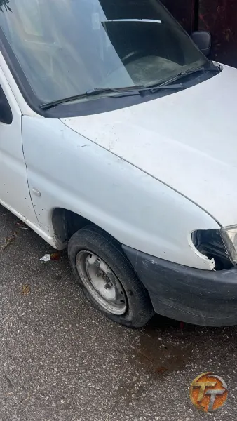 Pejo partner sağ ön çamurluk