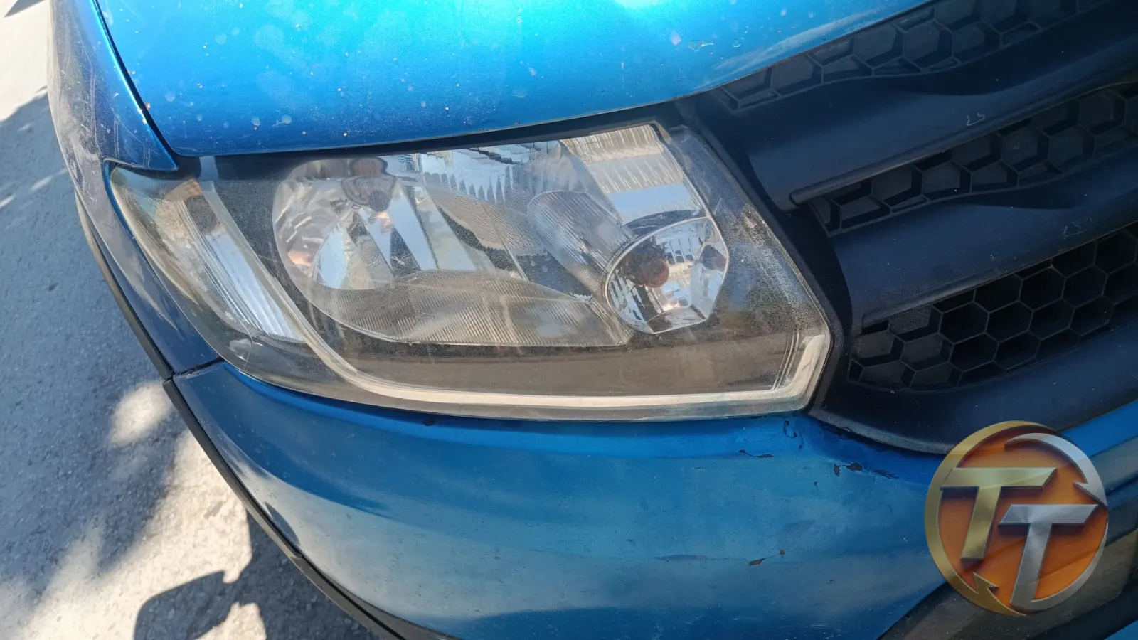 Dacia Sandero. Sağ ön far.