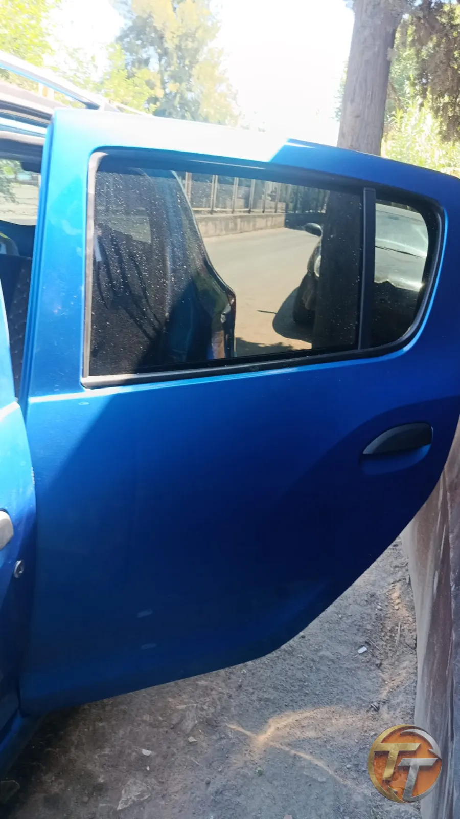 Dacia Sandero. Sol arka kapı