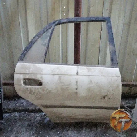 TOYOTA Carina sağ arka kapı Era-0112 Esan