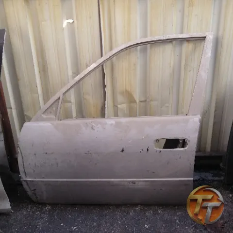 TOYOTA COROLLA sol ön kapı Elö-0135 Esan