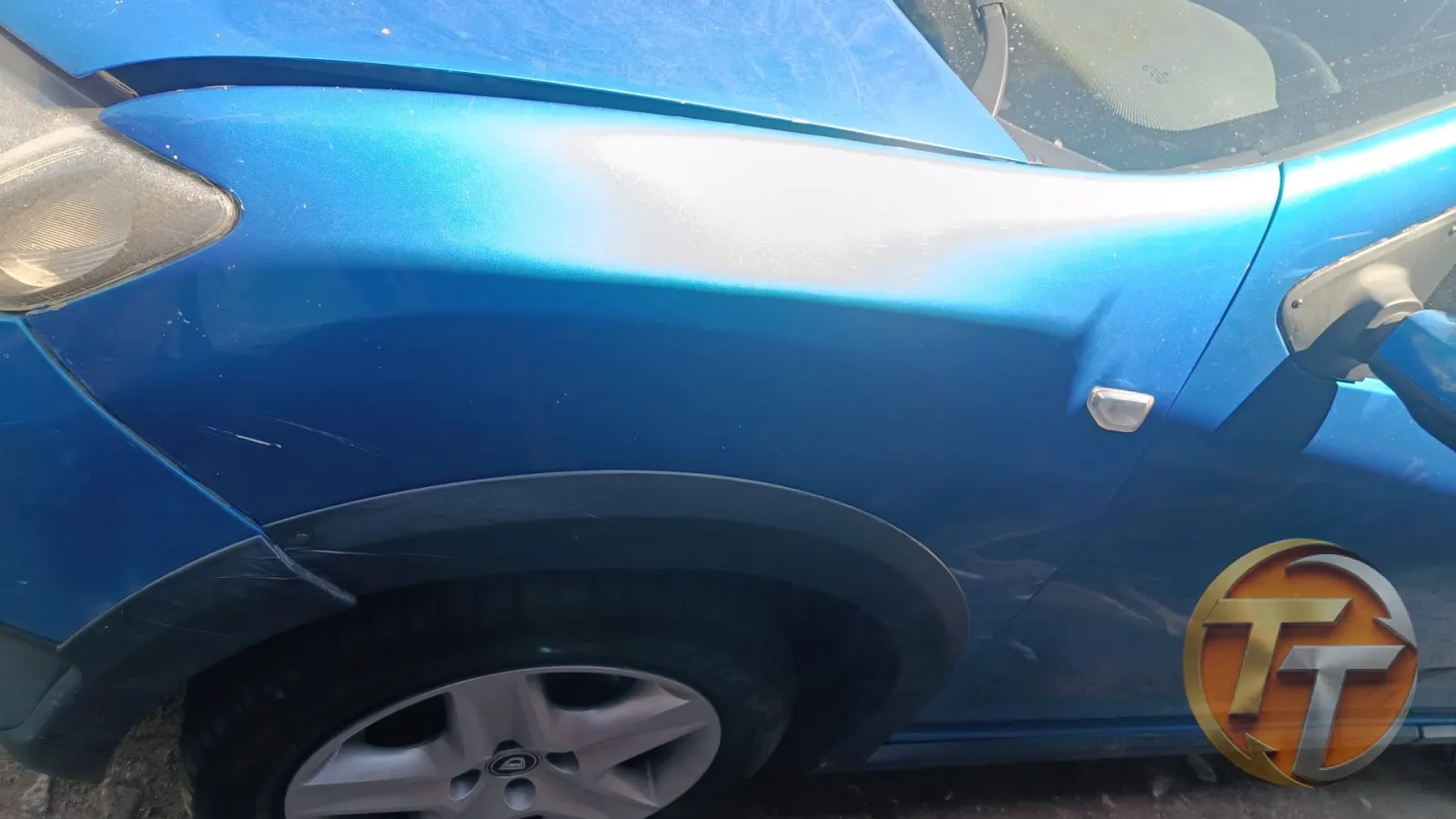 Dacia Sandero. Sol ön çamurluk