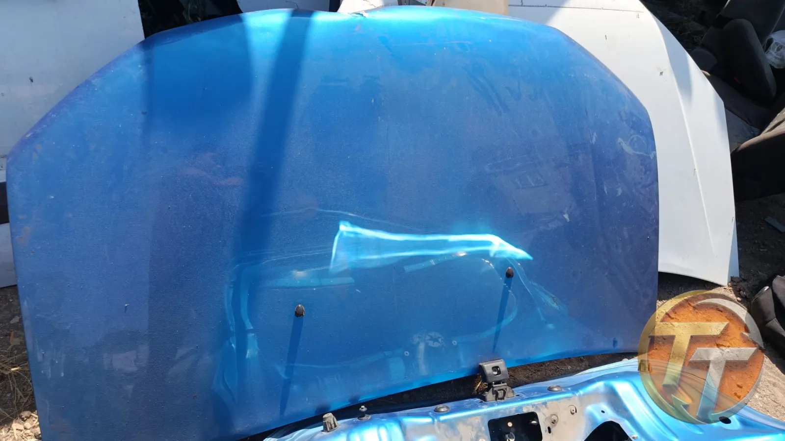 Dacia Sandero ön kaput.